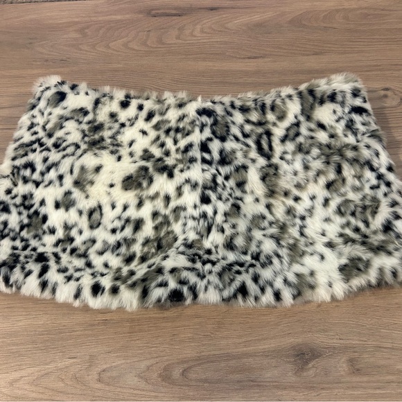 Modena Leopard Faux Fur Stole - Picture 2 of 3